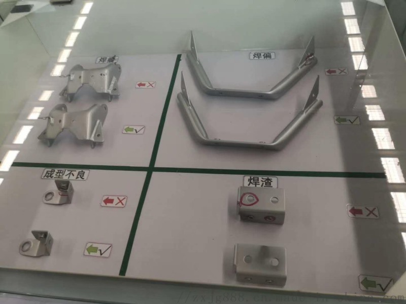 雙工位六軸機(jī)器人激光焊接機(jī)   于汽車零配件焊接